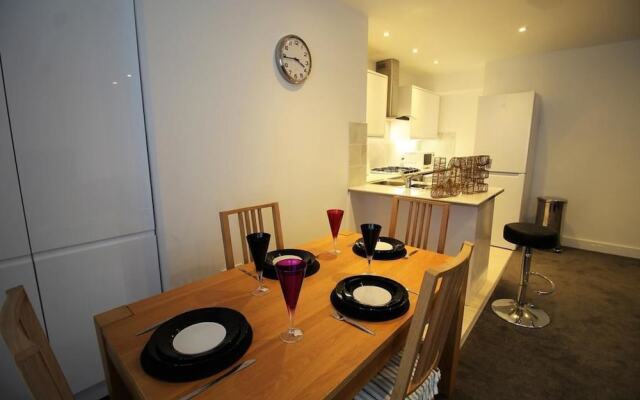 Exquisite 3 Bed apartment near Heathrow