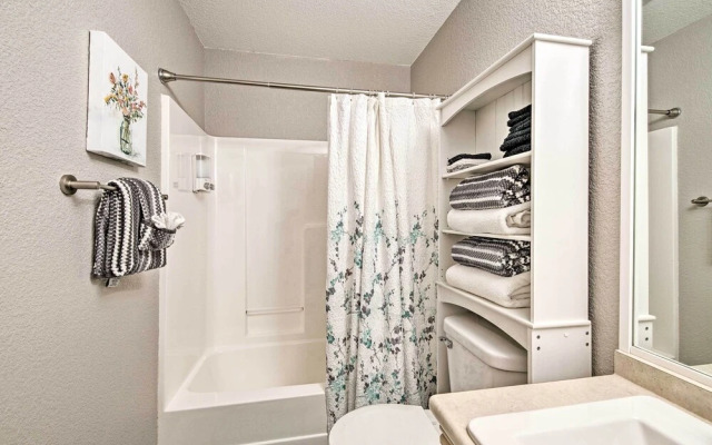 Condo w/ Pool Access: 3 Mi to Branson Strip!