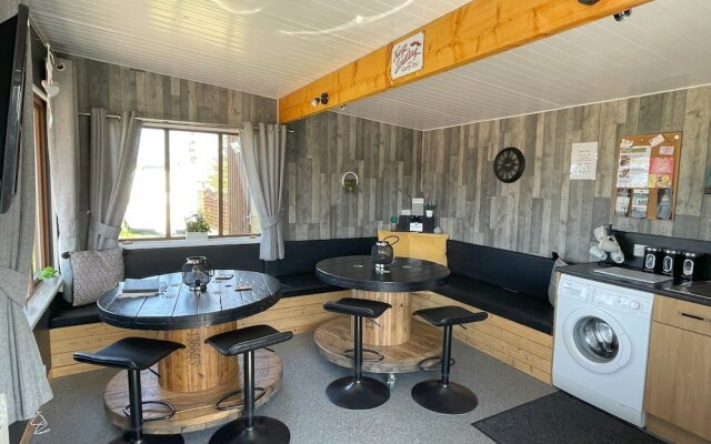 Acdc Glamping, Campervan , Caravan and Tent Resort