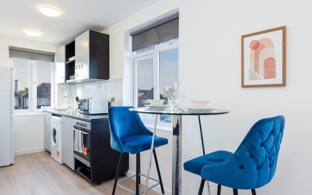 North West London Studio Apartment - Sleeps 3