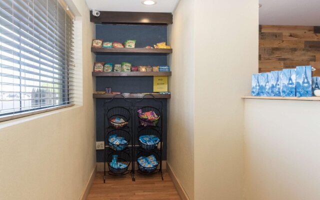 White Pines Inn & Suites