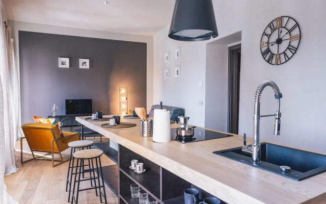 Elide B Tastefully Furnished Apartment Lakefront