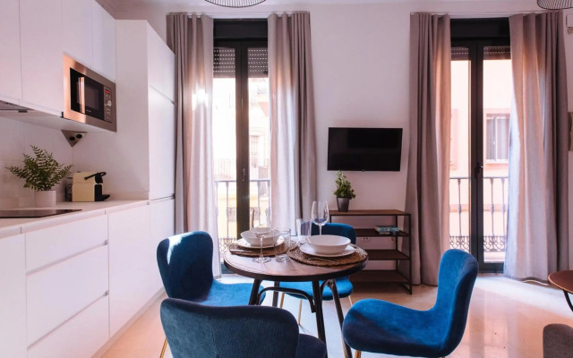 Chiqui and Vicente Bright Apartment