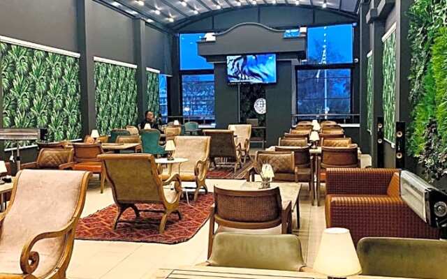 Esquire Hotel & Lounge