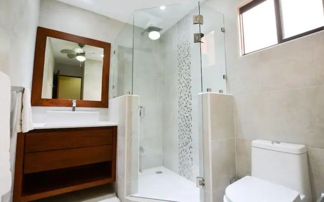 Spectacular - spacious unit in Flamingo in front of the beach