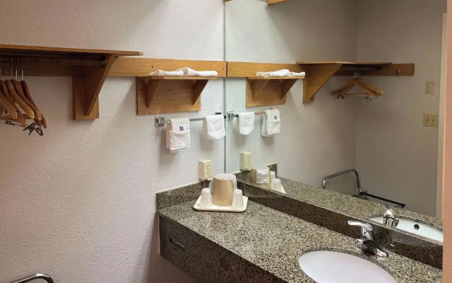 Econo Lodge East Port