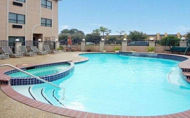 Comfort Suites - Near The Galleria