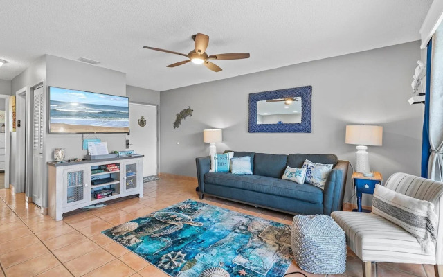 Colony Beach Club 210