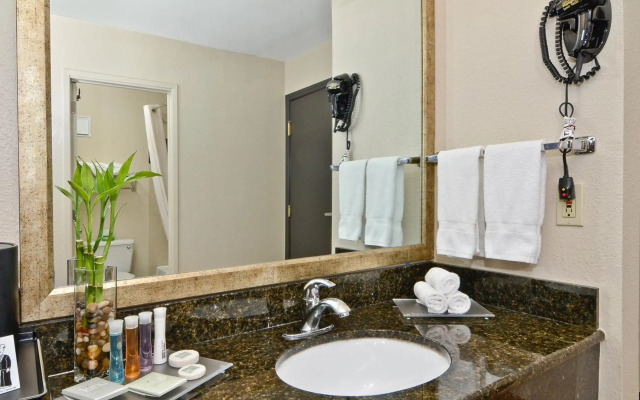 Clackamas Inn & Suites