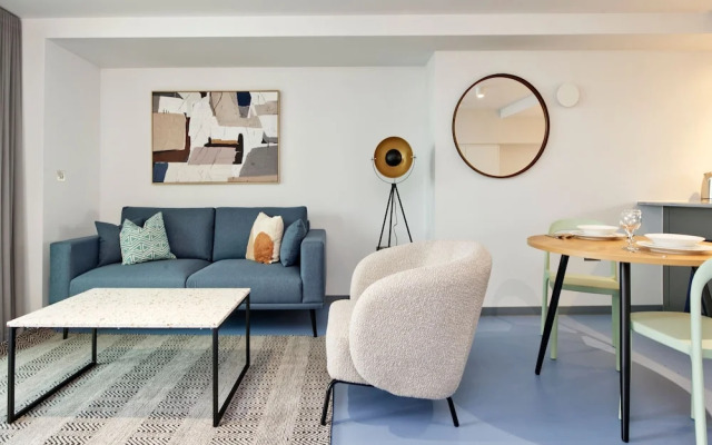 Striking One-bedroom Apartment Vibrant Poplar