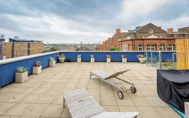 2 Bed w/ Huge Terrace & Awesome Canary Wharf Views