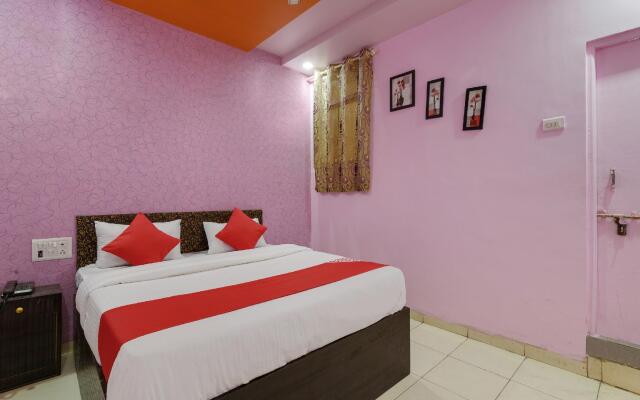 OYO 19830 Hotel Lucky Star