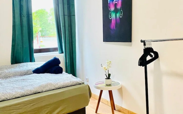 Stylish Shared 3-Bedroom Stay Near City
