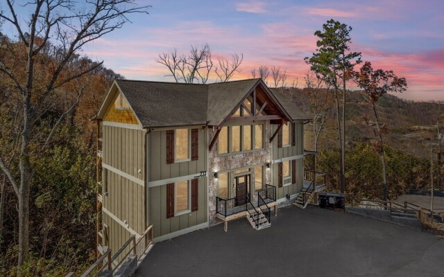 Smokey Treats 5 Bedroom Cabin by RedAwning