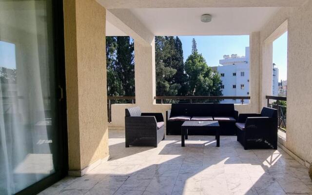 Comfy Rooms + Near SALT LAKE + 100MBit Internet + Shared Apartment