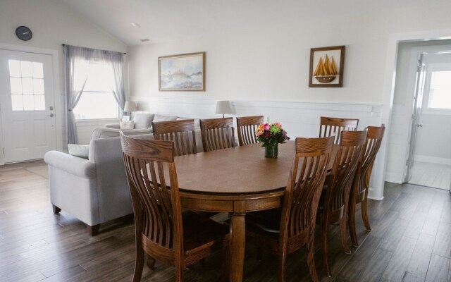 Holden Pattern 4 Bedroom Home by RedAwning