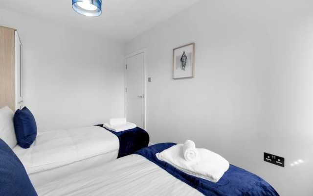 Spacious 4bedroom House-01 in Farnham Royal Slough