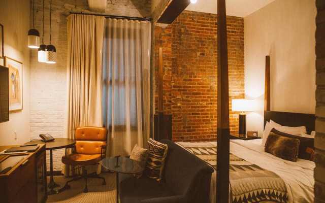 Crossroads Hotel