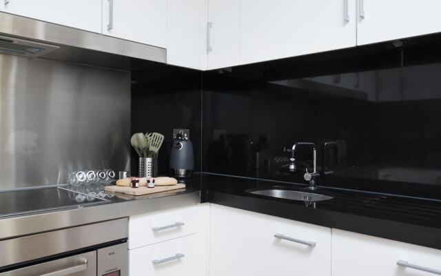 Modern 2BR Flat with Thames River View