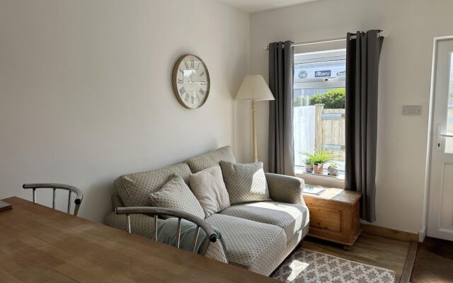 Cozy Coastal Lodge in Hayle