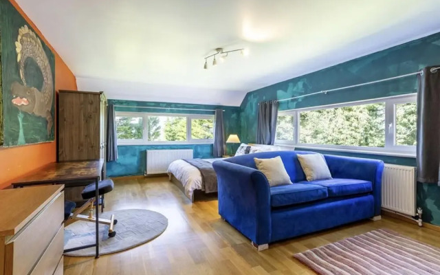 Sleeps10/18-parking-garden-pool-hottub-balcony
