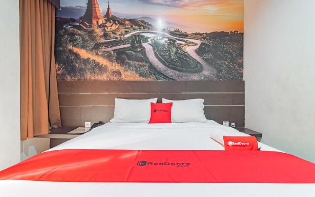 RedDoorz near Stadion Sanaman Mantikei
