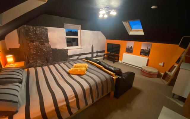 sleeps 12 / hot tub / cinema / pets welcome