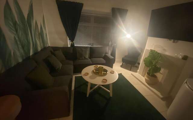 Charming 3-bed House Near Central Manchester