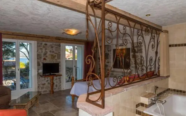 L Escapade Hotel