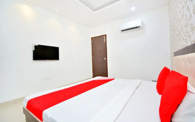 OYO 40005 Corner House