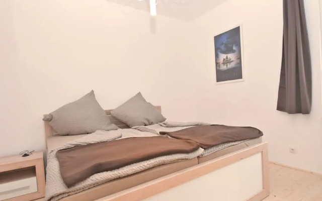 Charming Apartment With Parking Facilities