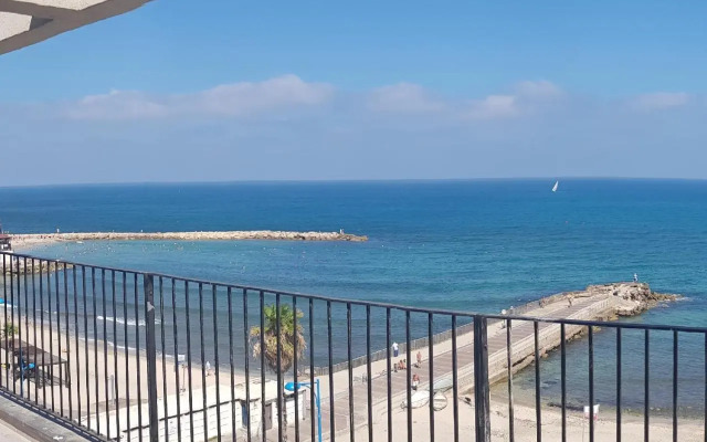 Beautiful Apartment on The First Line of The Sea