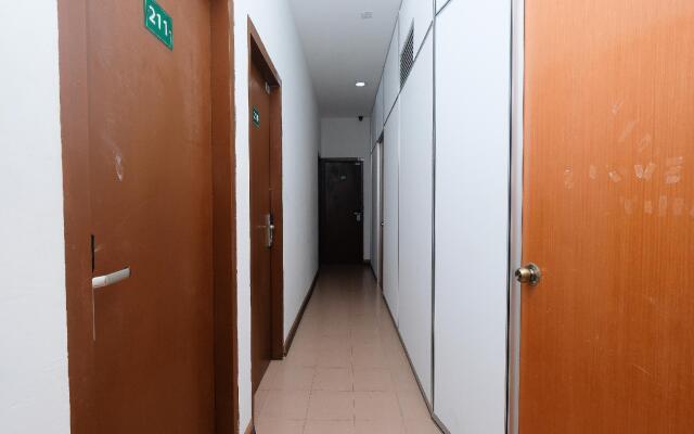 OYO 850 Gold Star Hotel