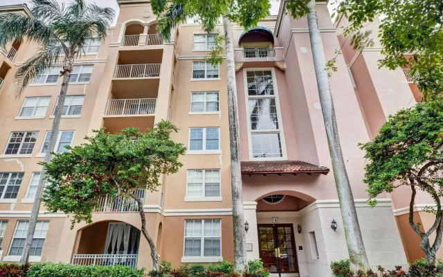 Renovated 2/2 Unit at Yacht Club/Aventura