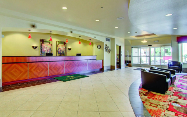 La Quinta Inn & Suites by Wyndham Denver Gateway Park