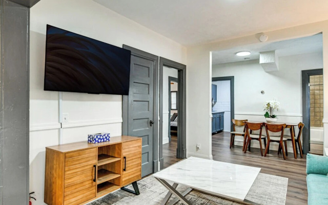 Walkable Location: Welcoming Unit in Omaha