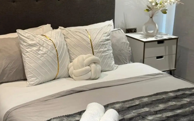 Stylish 2-bed Apt-private Parking-10mins to Centre