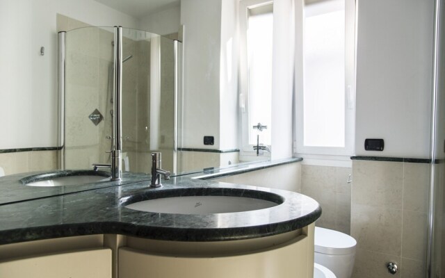 Bright Terrace Apartment in University District