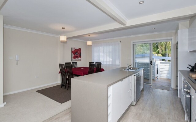 Beach and Bay, 121 Shoal Bay Road