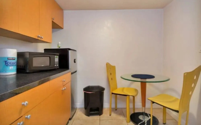 Amazing Apartment,hallandale Beach, Walk to Ocean!