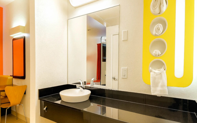 Motel 6 San Diego, CA - Downtown