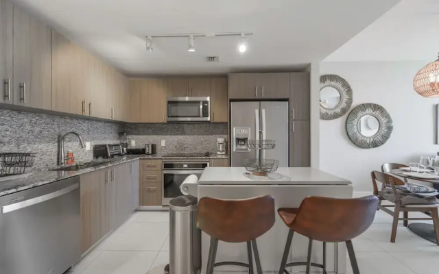 Downtown Doral Condo w-Free Parking