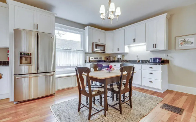 Walk to Garden & Restaurants: Zanesville Apartment