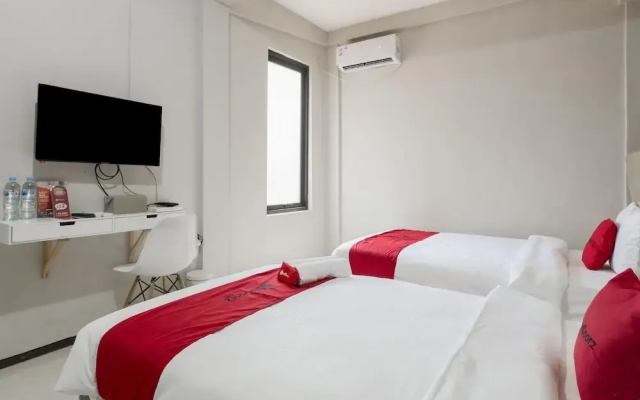 RedDoorz near Grand City Mall 2