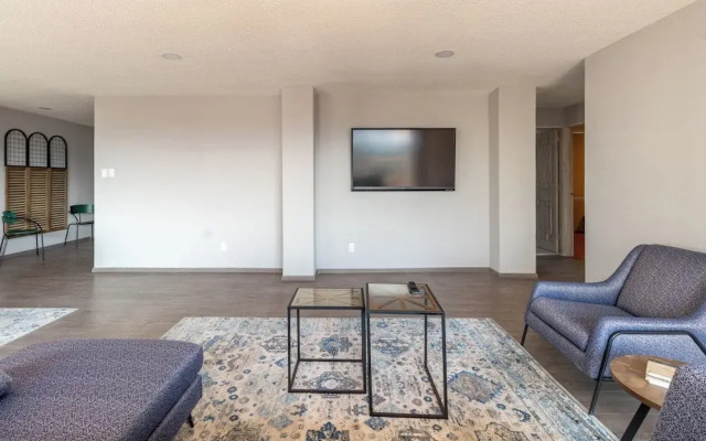 Penthouse Near Masaryk , Sleeps 16 , Pet Friendly