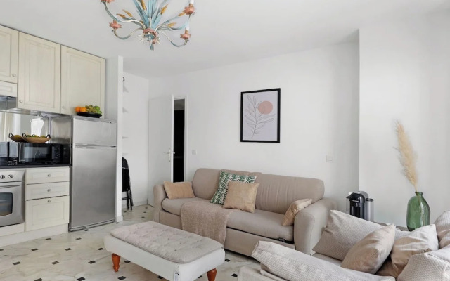 Stylish 2BR for 6 by Champs-Elysees