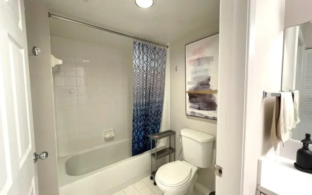 Exclusive Condo 10 Min to the Beach
