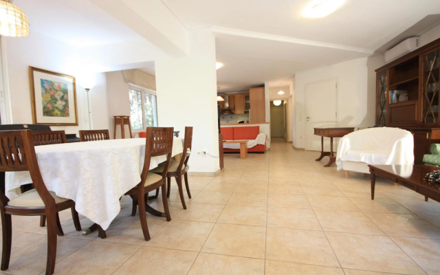 Park View Apartment with Garden 120m