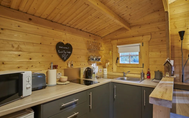 Tranquil Cabin Retreat in Carluke