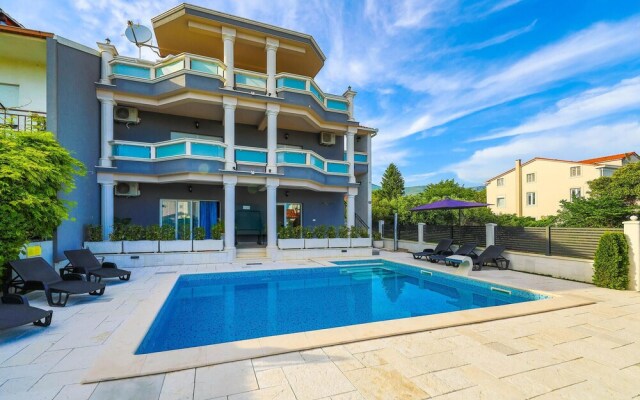 Beautiful Home in Kastel Stafilic With Wifi and 4 Bedrooms
